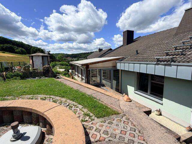 EUPORA® Immobilien: Großzügies Wohnhaus mit Garagen und Garten in Oberwiesen., 67294 Oberwiesen