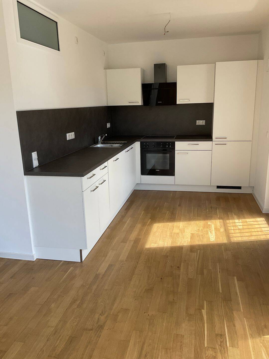 Helle Wohnung mit moderner Einbauküche und Balkon, 85077 Manching