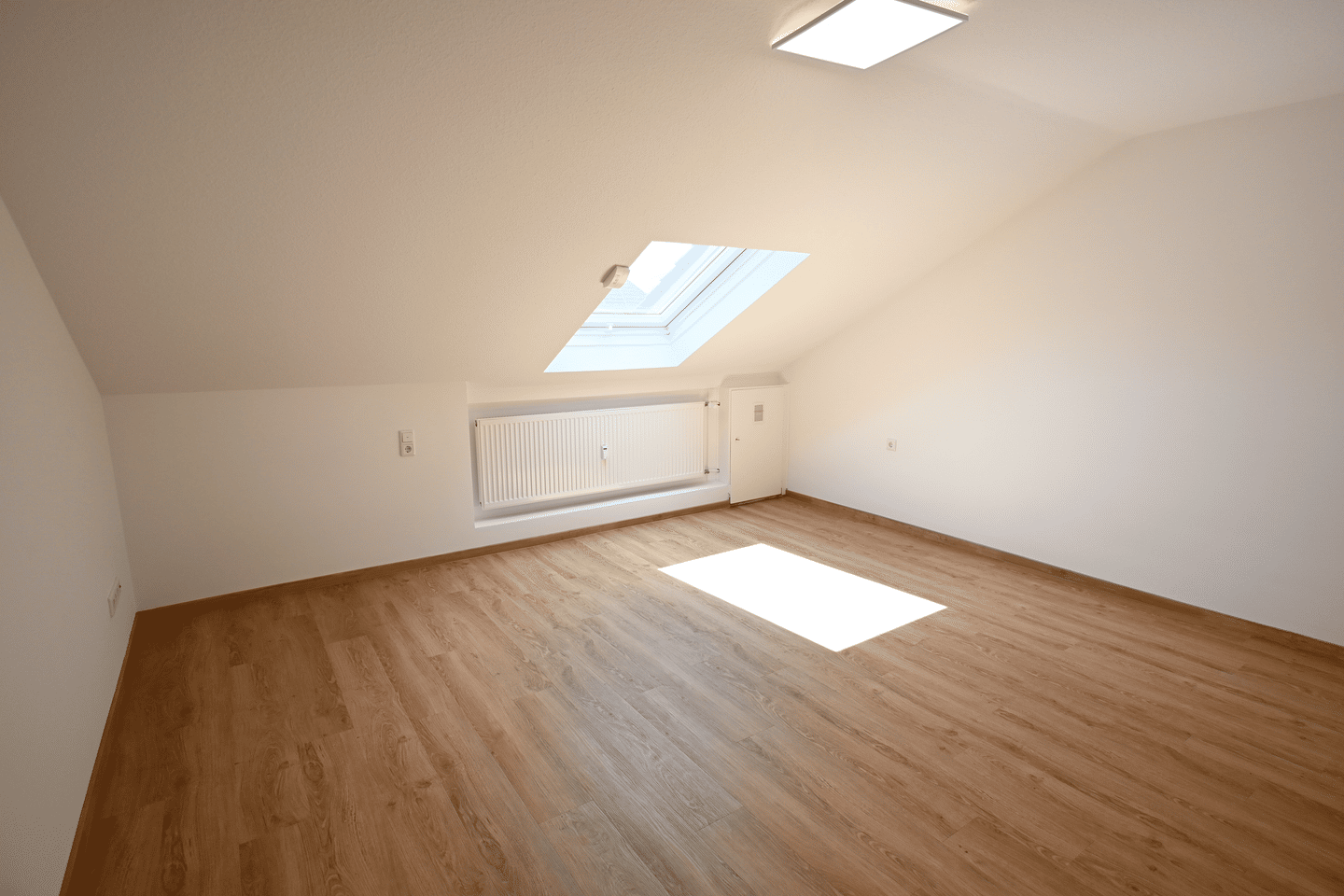 Helle 3-Zimmer-Dachgeschosswohnung mit Weinbergblick in Würzburg-Heidingsfeld, 97084 Würzburg (Heidingsfeld Heuchelhof Rottenbauer)