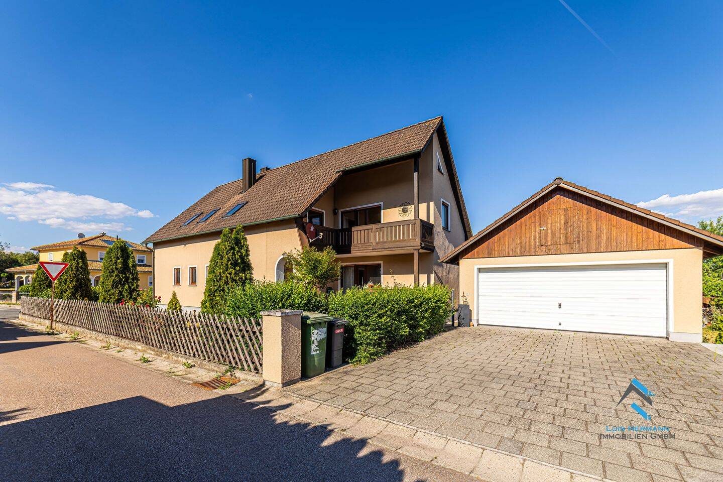 Einzigartiges Zweifamilienhaus in Maxhütte-Haidhof Ortsteil Winkerling mit großem Grundstück, Terrasse, Balkon, Keller, Speicher und Doppelgarage, 93142 Maxhütte-Haidhof