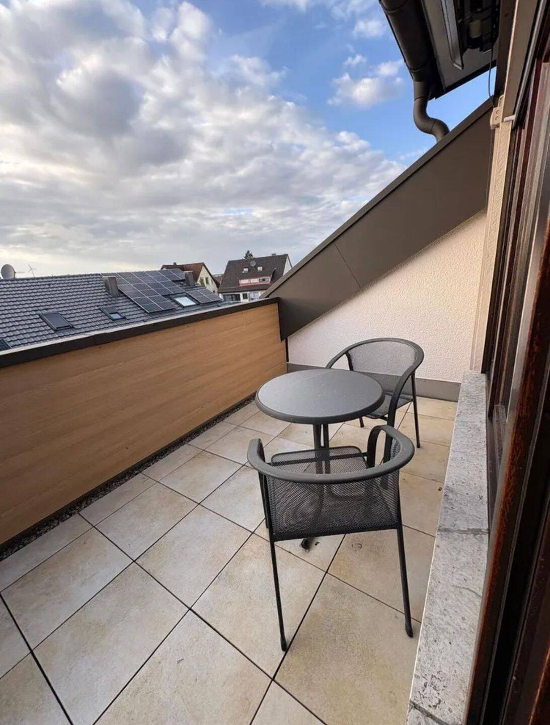 Helle 3.5-Zimmer-Dachgeschosswohnung in Stuttgart-Weilimdorf – charmant, gepflegt & mit Sonnenbalkon, 70499 Stuttgart