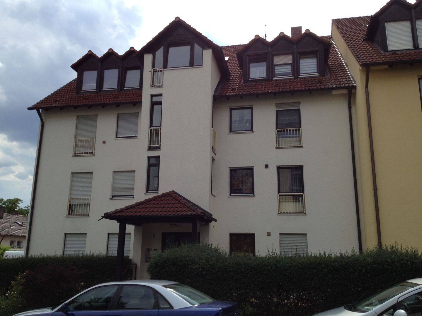 Ruhiges Wohnen über den Dächern: Helle 3-Zimmer-Eigentumswohnung mit West-Dachloggia & Garage, 90765 Fürth