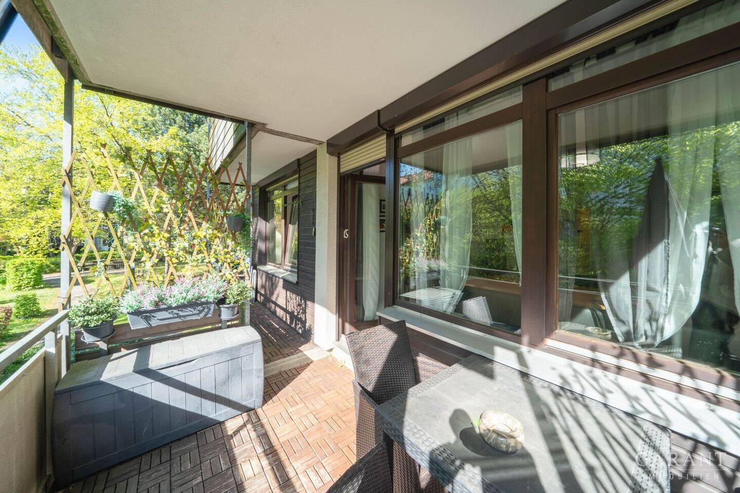 Sonnige und charmante Wohnung mit Balkon und gepflegter Ausstattung – 81825 München – Bild 1 von 10
