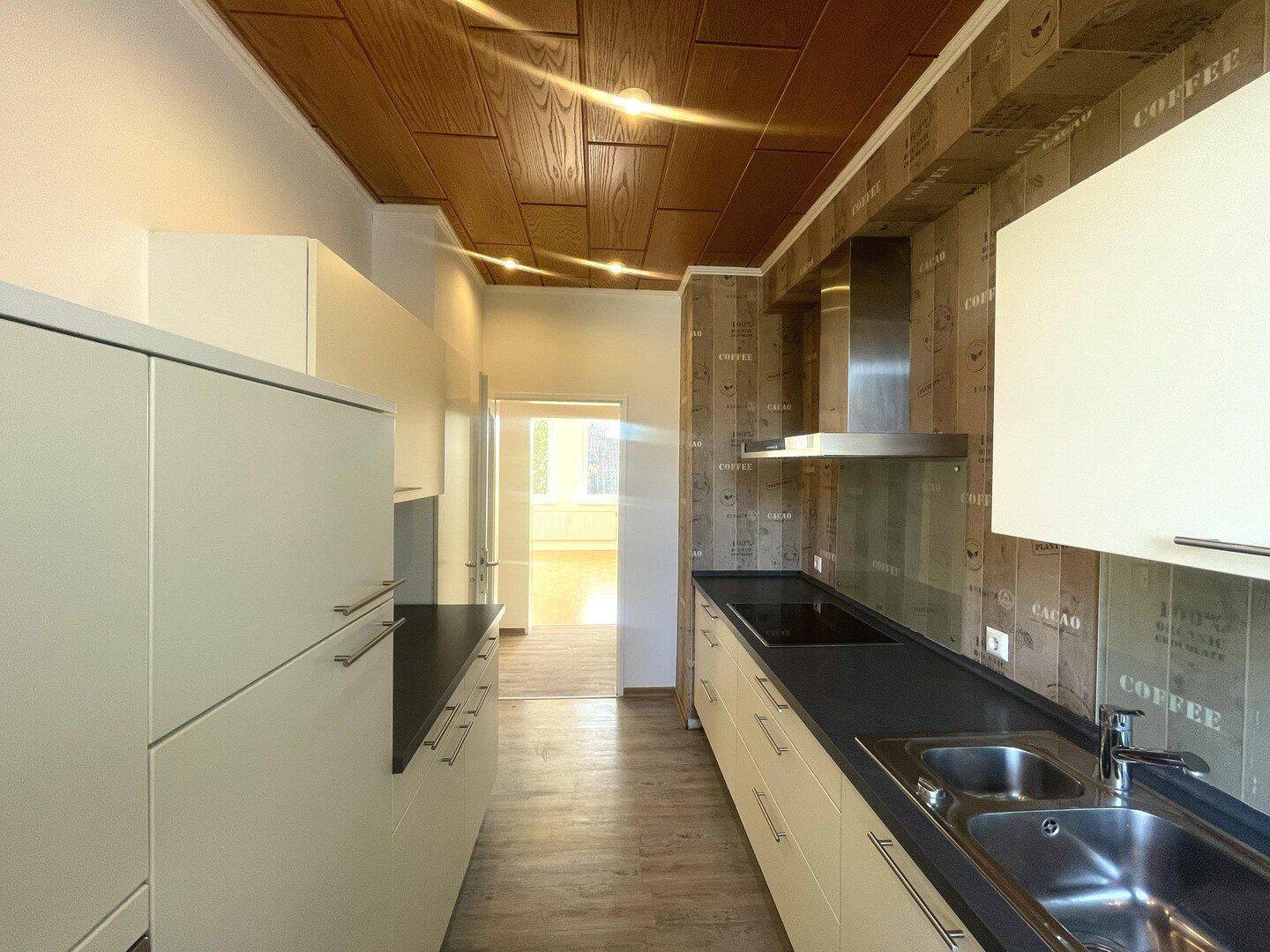 Frisch renovierte 3-Zimmer-Wohnung mit neuem Bad, Einbauküche und Stellplatz, 24534 Neumünster (Innenstadt)