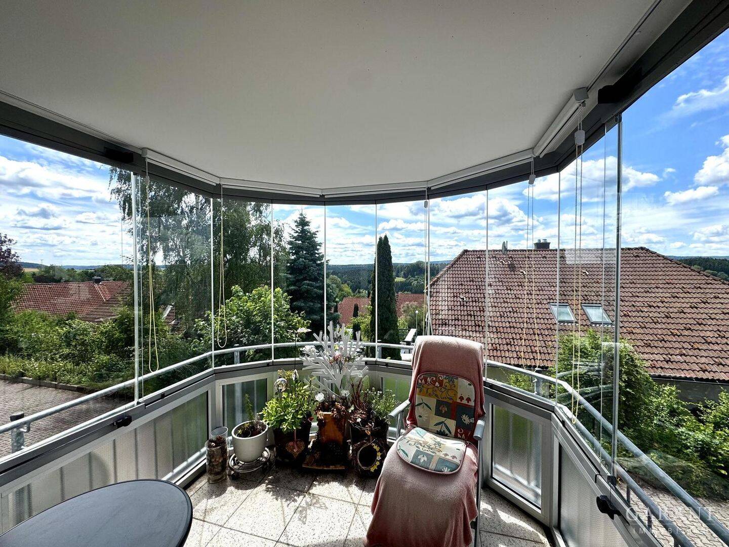 Lichtdurchflutete 3,5-Zimmer-Wohnung mit Wintergarten-Balkon, Garage und Keller in Dornstetten, 72280 Dornstetten