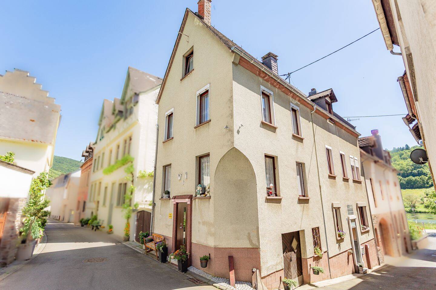 Renoviertes Wohnhaus aufteilbar in drei Apartments plus Café in ruhiger Lage von Zell-Merl, 56856 Zell (Mosel)
