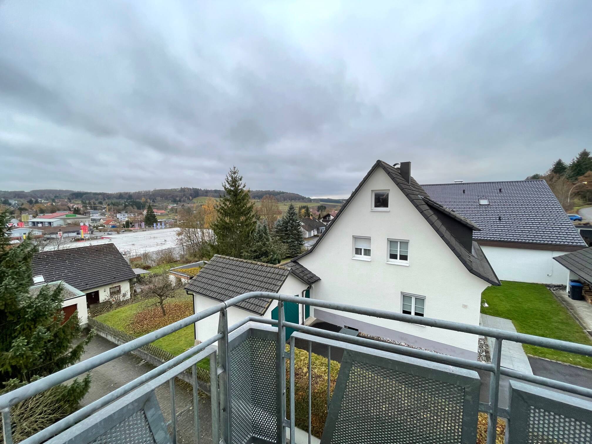 Gepflegte DG-Wohnung mit 3,5 Zimmern sowie Balkon und EBK in Münsingen, 72525 Münsingen