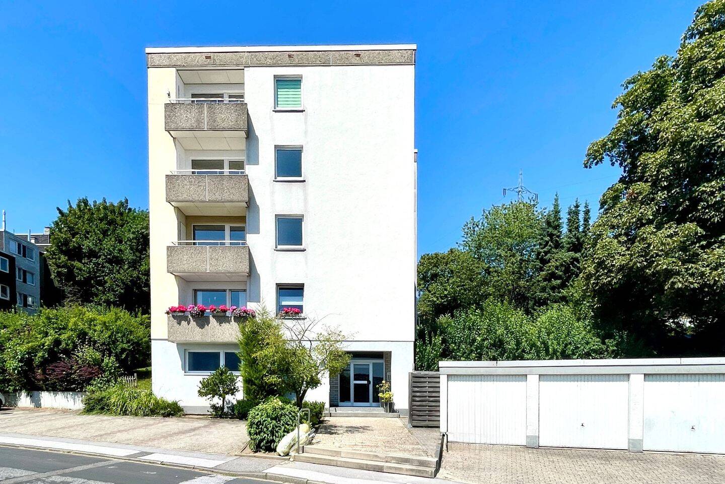 Eigentumswohnung mit Südbalkon, Weitblick, Gartenflair und Stellplatz in Schwelm, 58332 Schwelm