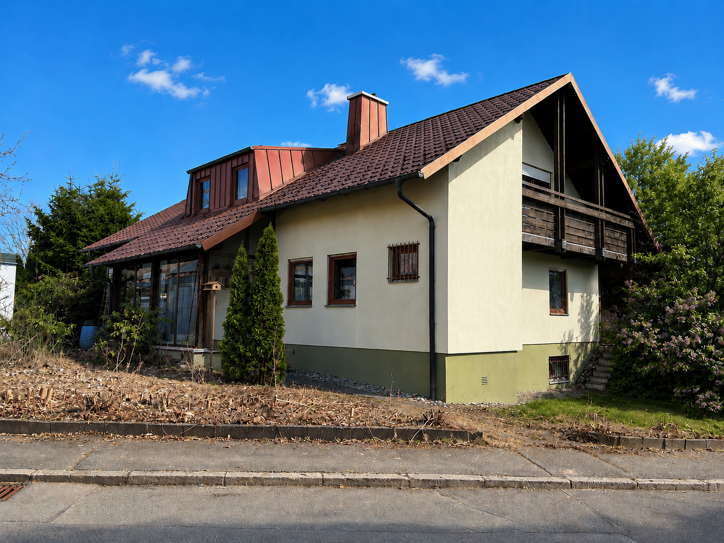 Attraktives Zweifamilienhaus auf Erbpachtgrundstück in Hof-Christiansreuth, viel Platz und Potenzial, 95032 Hof (Eppenreuth Innenstadt Pirk)