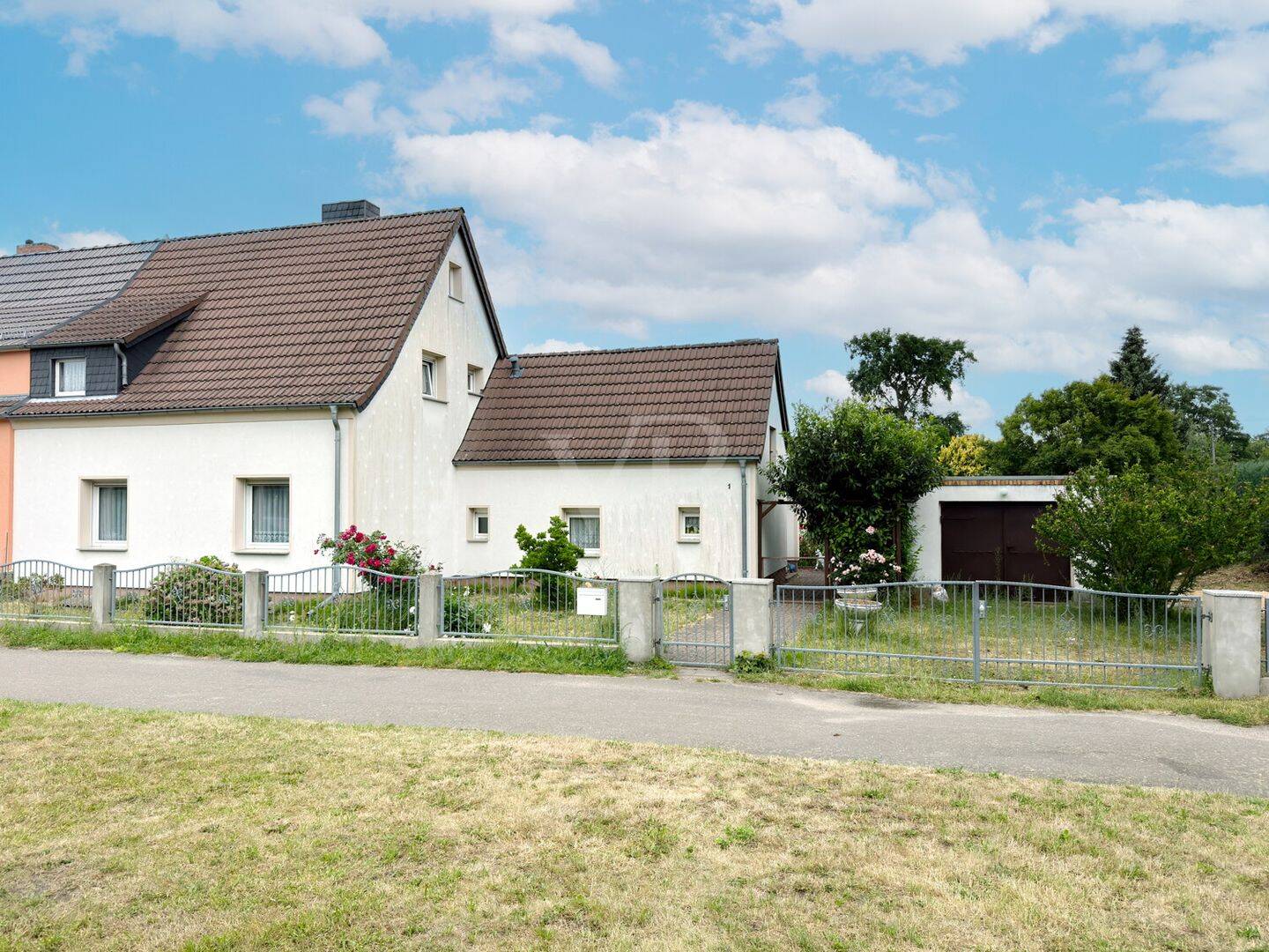 Zentrumsnah wohnen mit Potenzial – Doppelhaushälfte in Senftenberg, 1968 Senftenberg