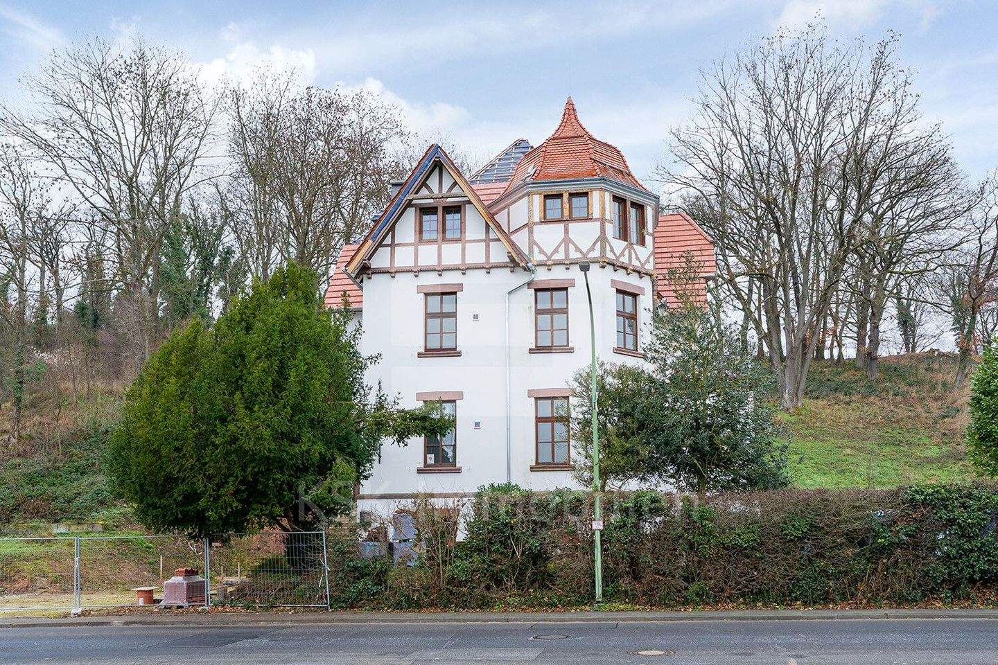 Stilvoll sanierte 4-Zimmer-Wohnung in Villa mit Blick über Kreuzau!, 52372 Kreuzau