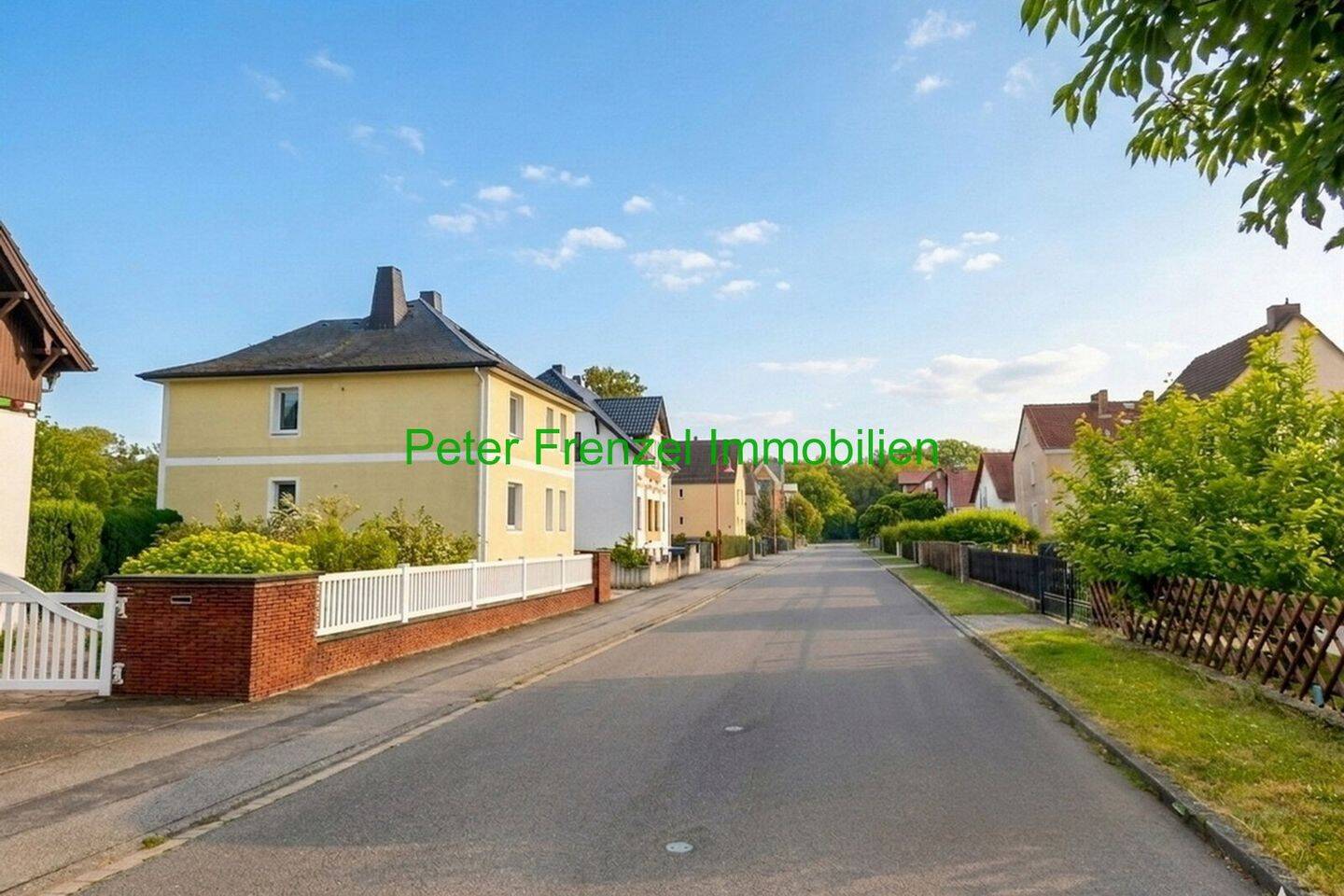 gepflegtes Einfamilienhaus mit Pool, großem Garten und 2 Garagen, 4683 Naunhof