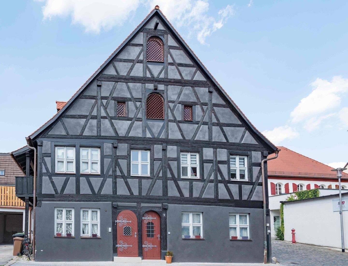 Traumhafte 4 Zimmer Wohnung für Denkmalliebhaber im Centrum von Schwabach, 91126 Schwabach