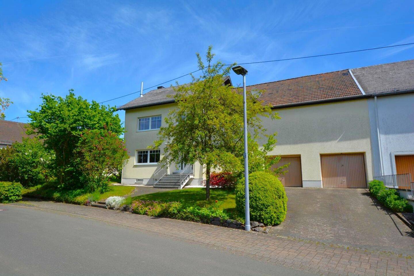 Ruhig gelegenes Einfamilienhaus mit Terrasse, Garagen und Garten in Hinterweiler, 54570 Hinterweiler
