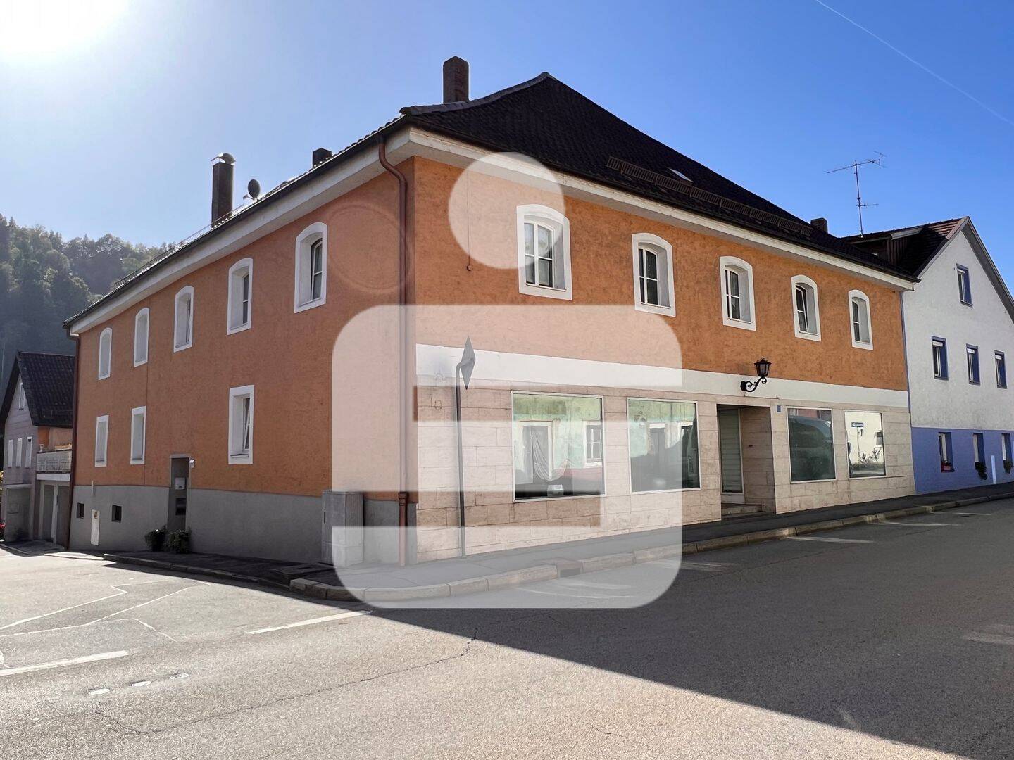 Markantes Wohnhaus im Herzen von Obernzell – vermietet und mit Entwicklungspotential, 94130 Obernzell