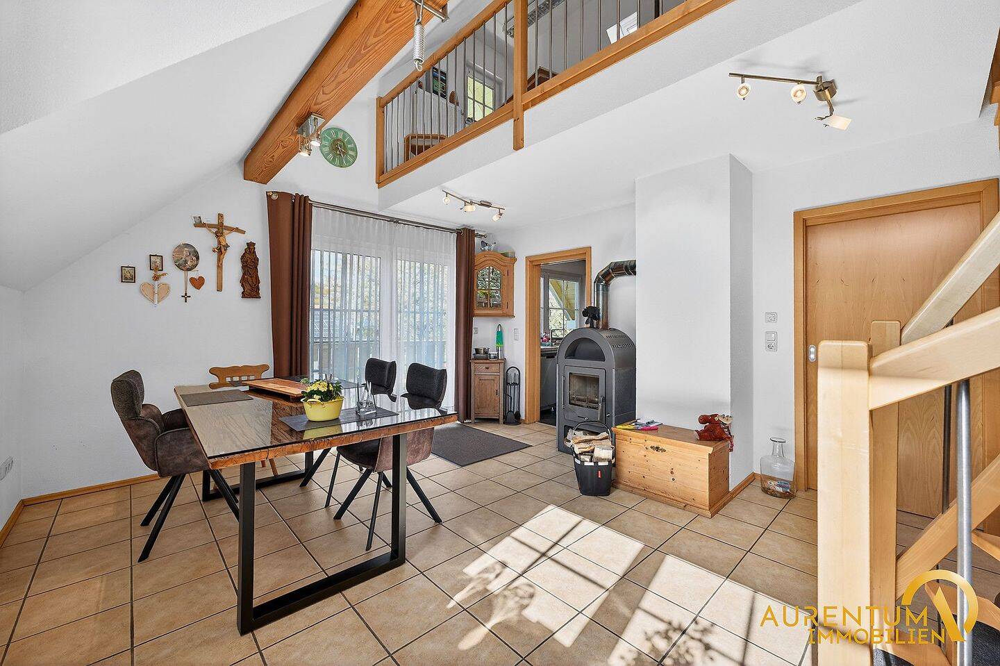 Maisonette-Wohnung mit Galerie, Balkon & Schwedenofen – hell & großzügig, 84079 Bruckberg