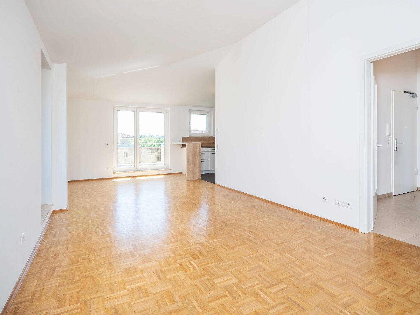 MAIER – 2-Zimmer-Dachgeschoss mit umlaufender Dachterrasse, EBK, Keller und TG-Einzelstellplatz, 85579 Neubiberg