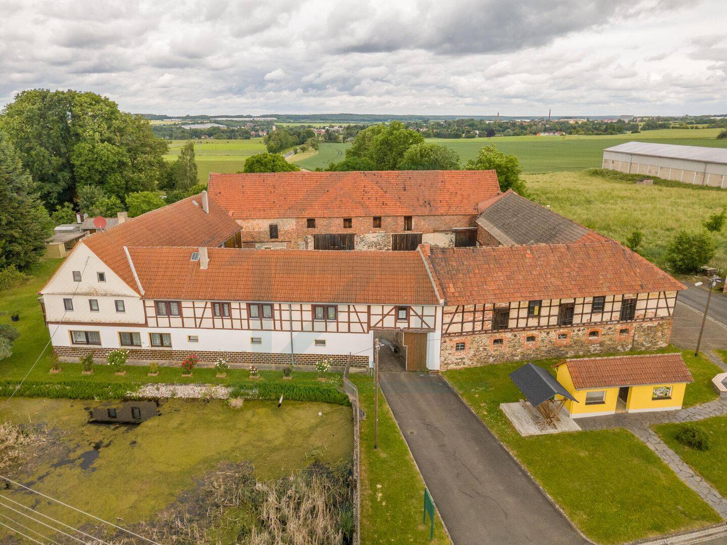Wohnen, Arbeiten & Hobby im XXL-Format: Historischer Vierseitenhof mit riesigem Potenzial, 7819 Tömmelsdorf