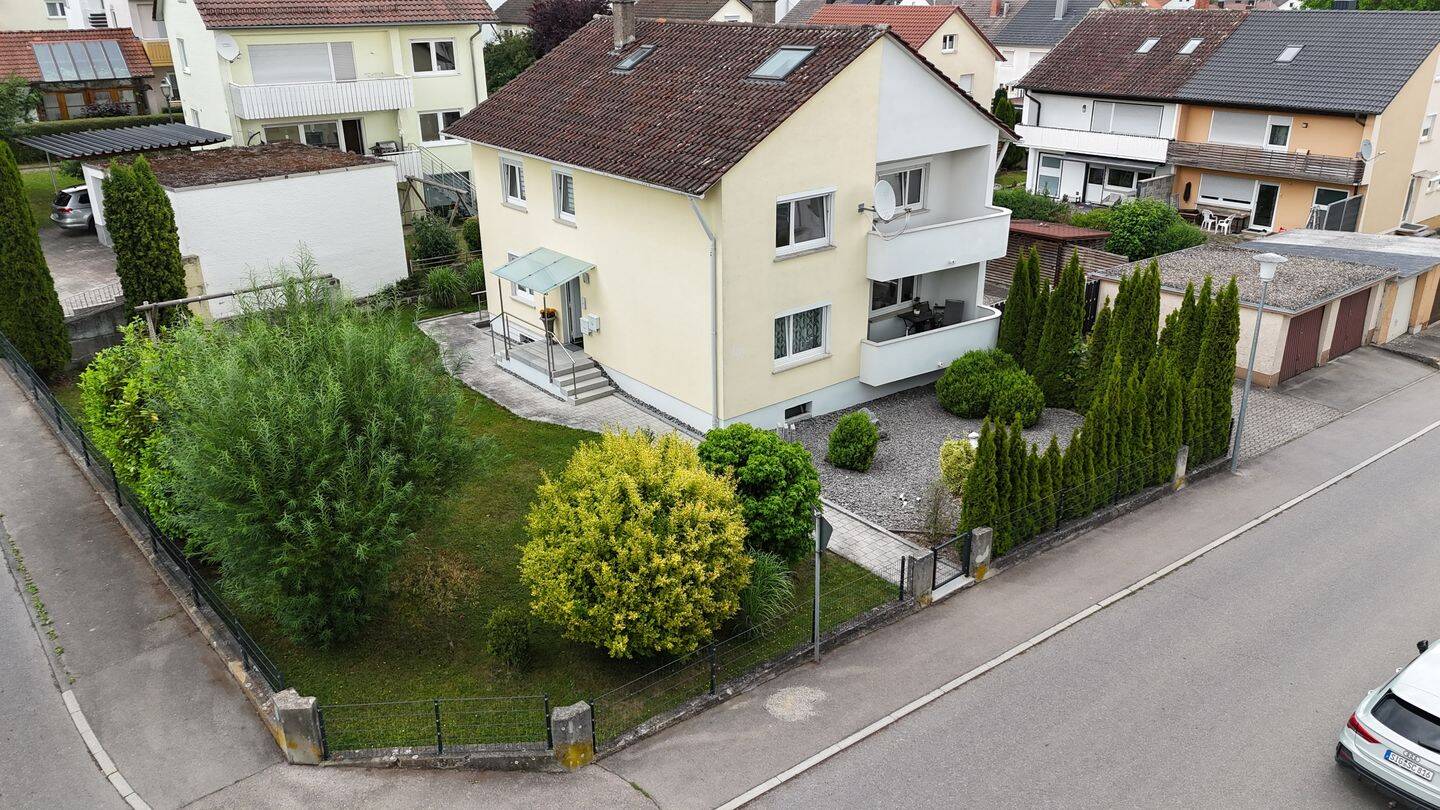 Großzügiges Wohnhaus mit zwei Wohneinheiten, ausgebautem Dachgeschoss und Doppelgarage, 72488 Sigmaringen