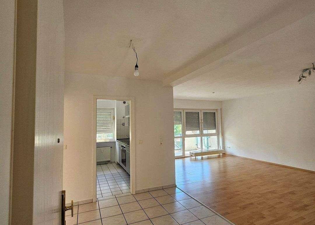 ESCHERSHEIM, schöne 2- ZW, EBK, Balkon, Laminat, renoviert, gepfl.Haus ab sofort frei!, 60433 Frankfurt am Main (Bonames Dornbusch Eschersheim Frankfurter Berg Preungesheim)