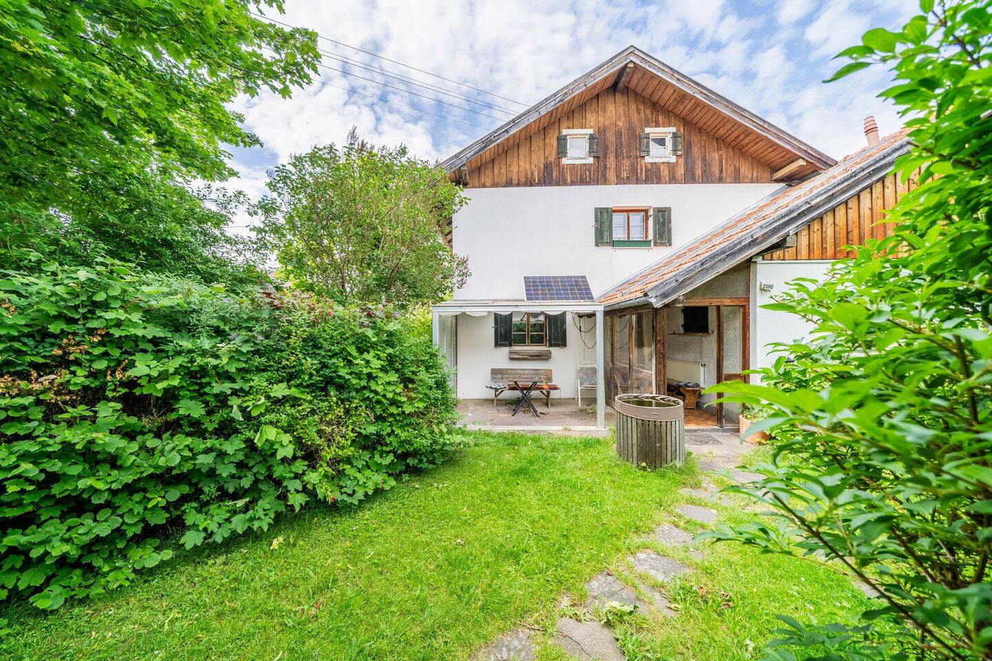 Ruhige Lage in Peiting: Doppelhaushälfte mit 795 m² großem eingewachsenem Grundstück, 86971 Peiting