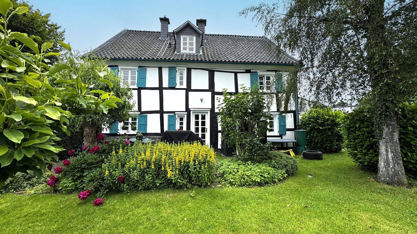Fachwerkhaus mit Ausbaureserve auf ca. 1.231 m² Grundstück in Wiehl-Drabenderhöhe, 51674 Wiehl