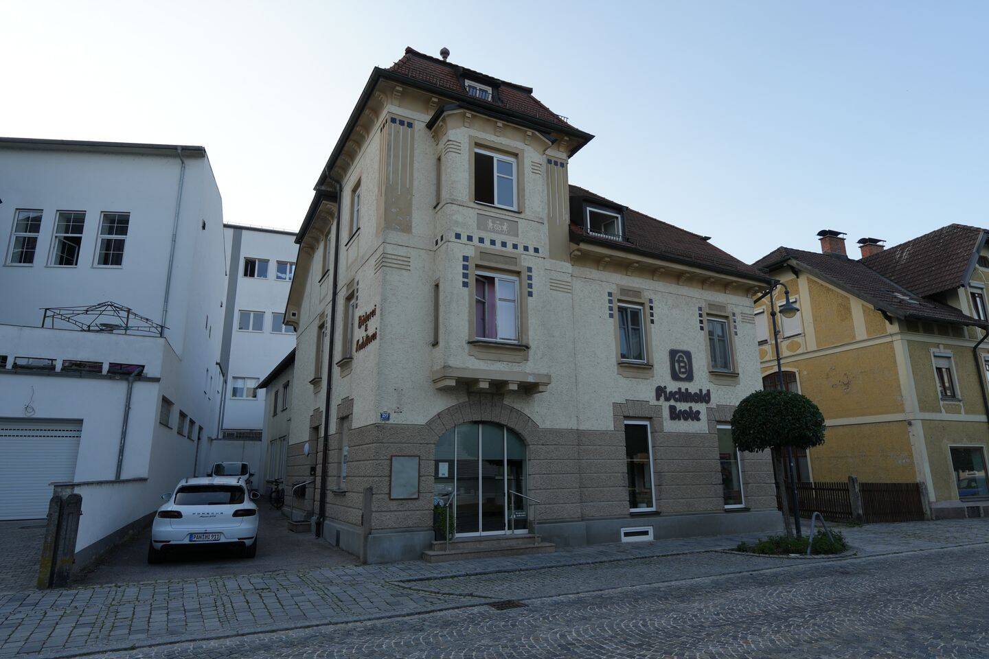 3 Wohnungen und eine große Gewerbeeinheit mit Verkaufsladenfläche – Cafe in sehr zentraler Lage, 84359 Simbach a. Inn