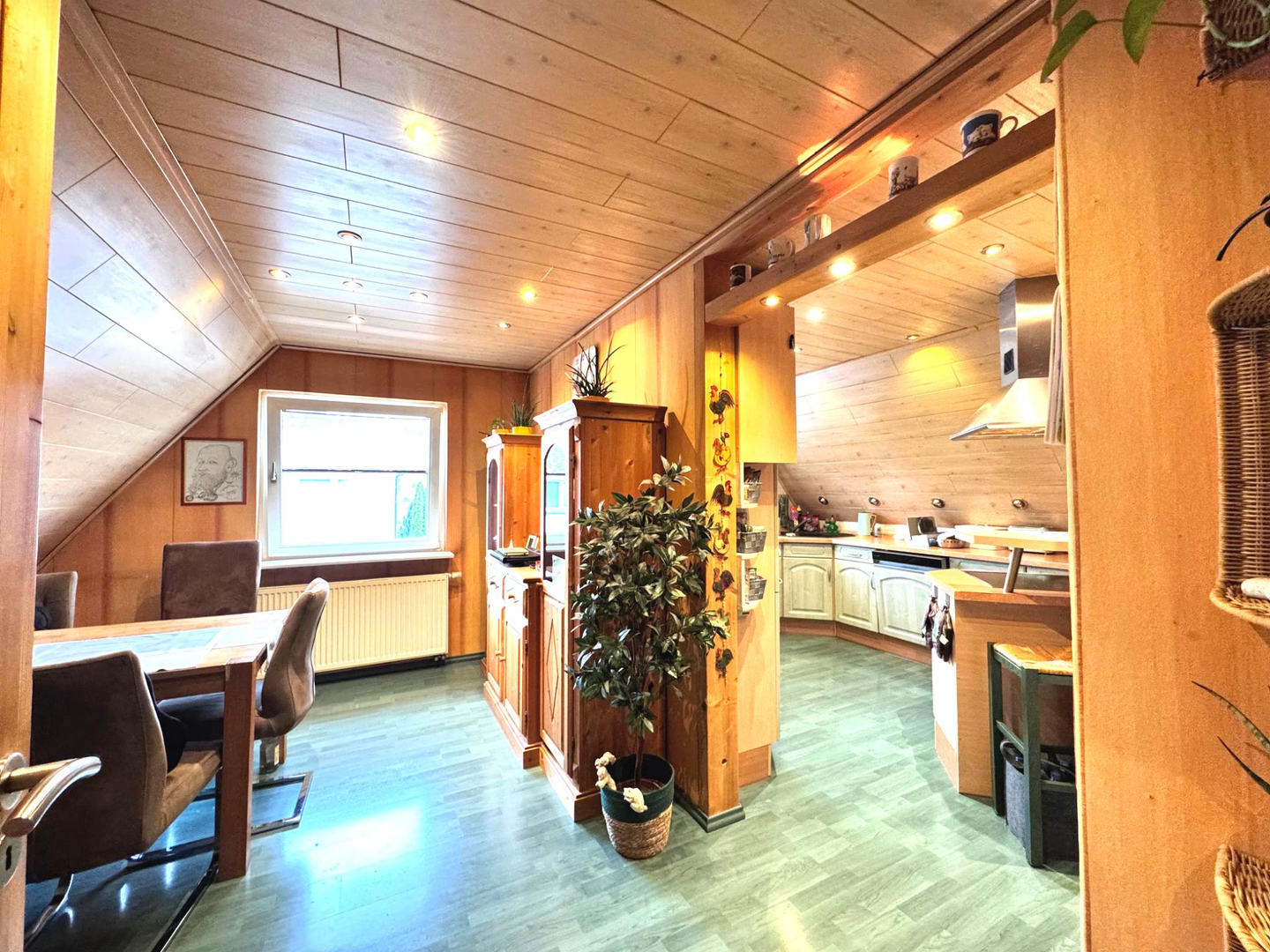Attraktives Zweifamilienhaus mit Terrassen, Garagen und großzügigem Grundstück., 34513 Waldeck