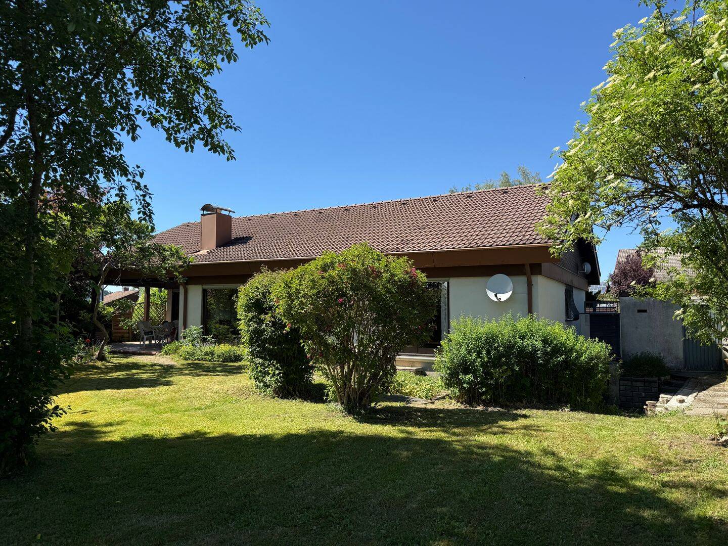 Einfamilienhaus im Bungalow-Stil mit viel Potential in ruhiger Lage von Isny-Rohrdorf, 88316 Isny im Allgäu
