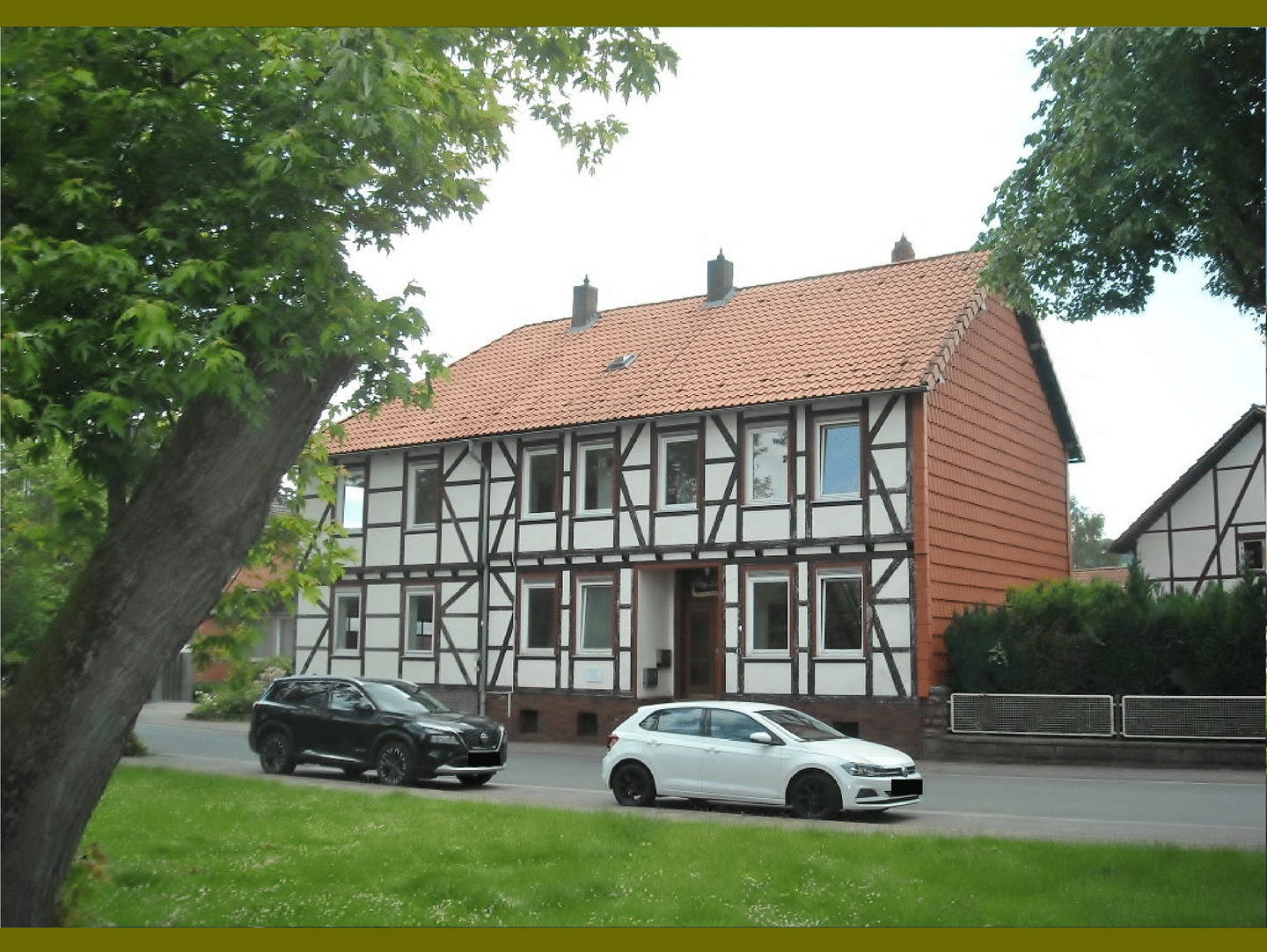 Wohnen & Arbeiten unter einem Dach: Schönes Zweifamilienhaus mit Bürofläche in Dassel – Pflegeleichtes Grundstück & gute Anbindung an die A7 –, 37586 Dassel
