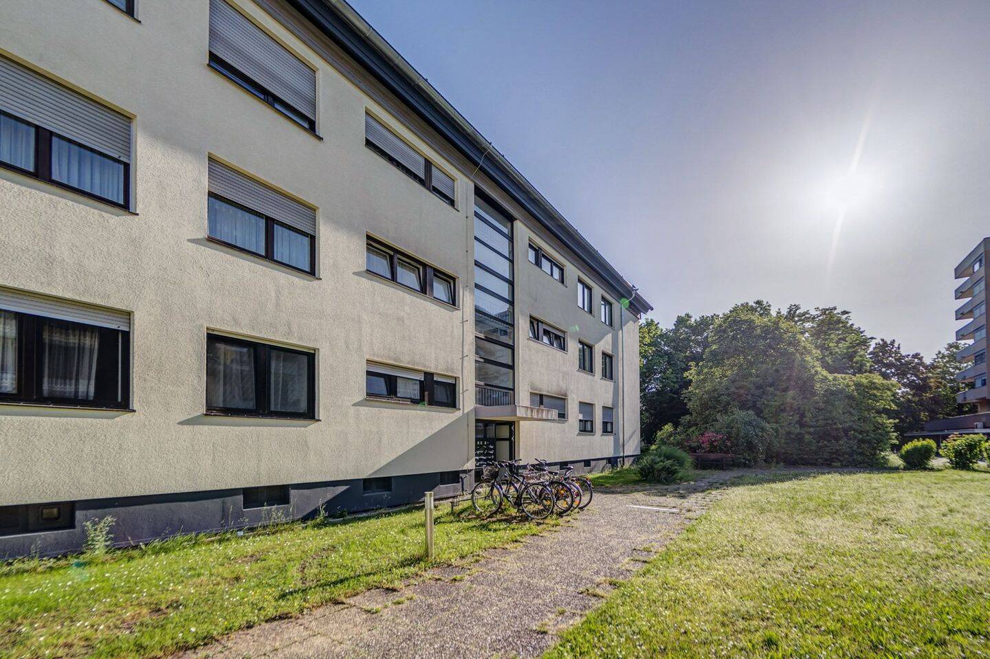 Attraktive Zweizimmerwohnung im Souterrain mit Tiefgaragenstellplatz am Berliner Platz, 76275 Ettlingen
