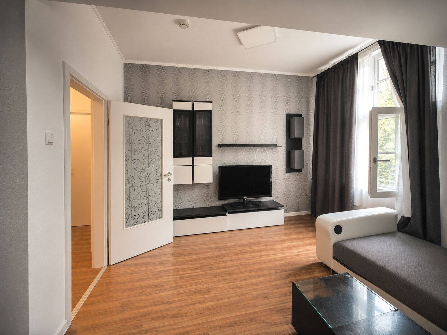 +++ Historischer Charme trifft modernen Wohnkomfort – 2-Zimmer-Wohnung in Dresden +++, 1187 Dresden