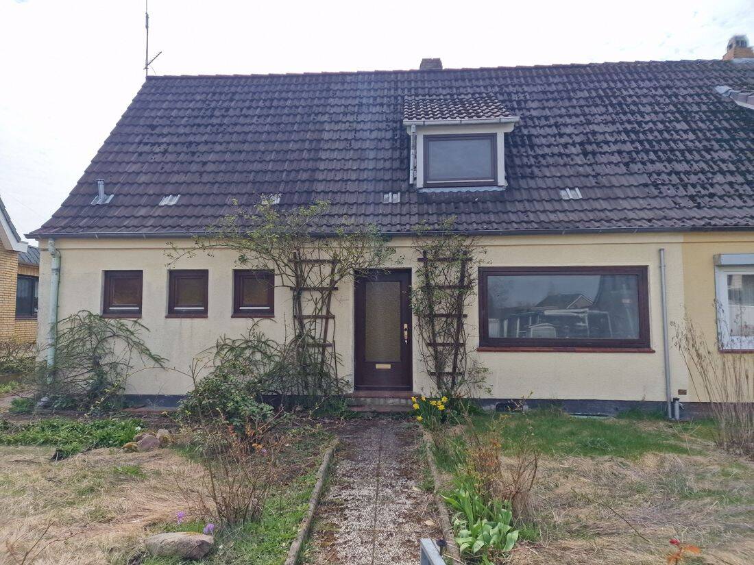 Sanierungsbedürftige DHH mit großem Grundstück, 25813 Husum