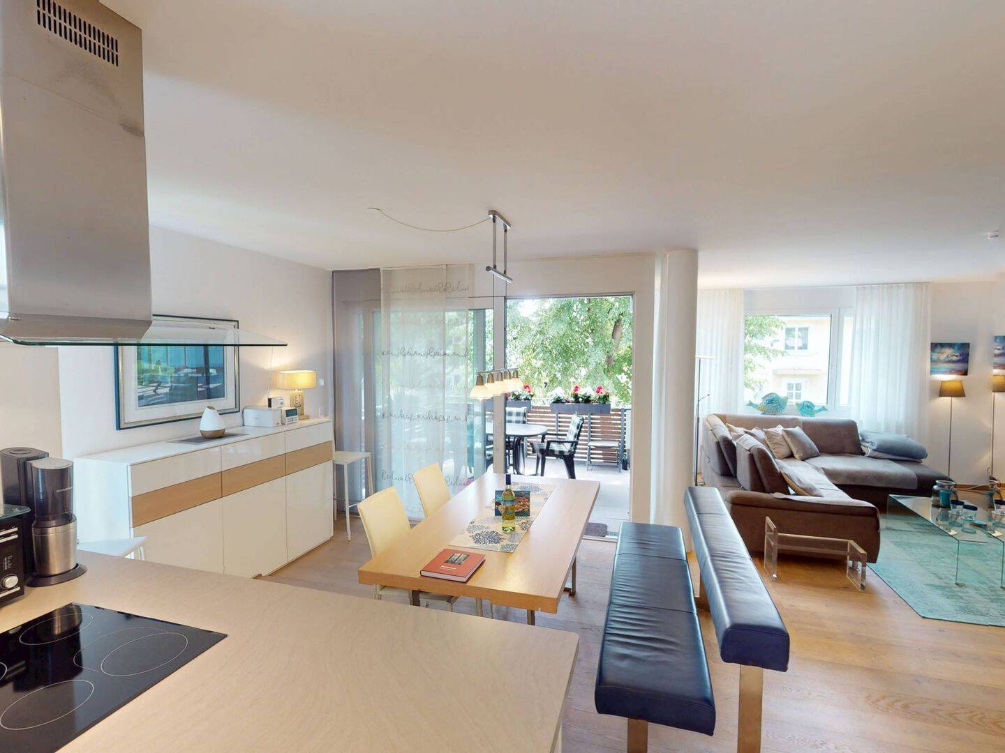 Möbliert, modern, idyllisch: Große 3-Zimmer-Wohnung mit toller EBK und schönem BALKON in fußläufiger Nähe zur Uferpromenade, 88045 Friedrichshafen