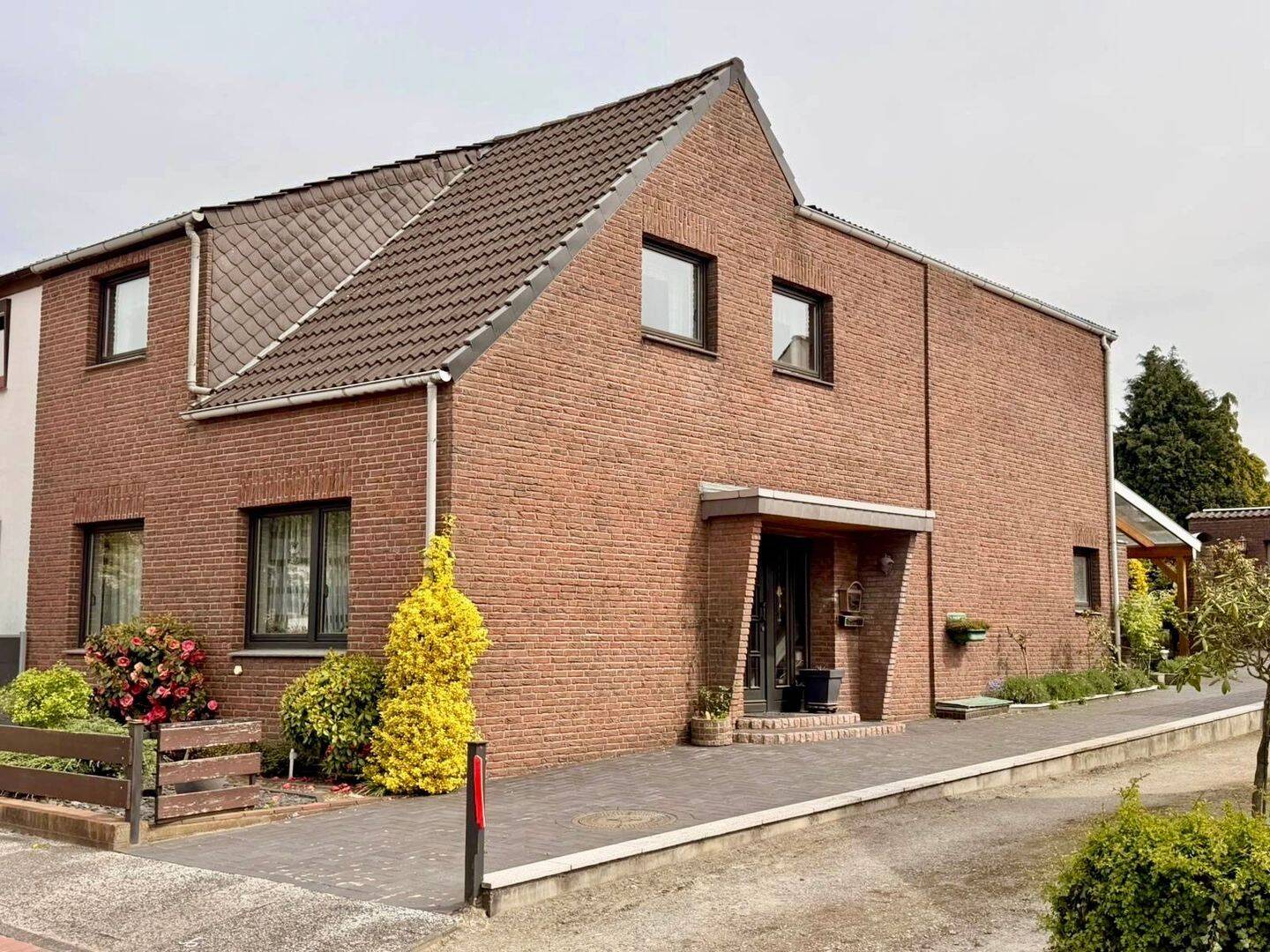 Charmante Doppelhaushälfte mit großer Garage, überdachter Terrasse und Loggia, 27711 Osterholz-Scharmbeck