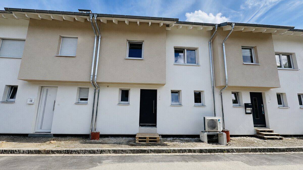 Neubau-Erstbezug in Miesbach: Modernes Reihenmittelhaus mit 150m² WFL, Dachstudio und 2 Stellplätzen, 83714 Miesbach