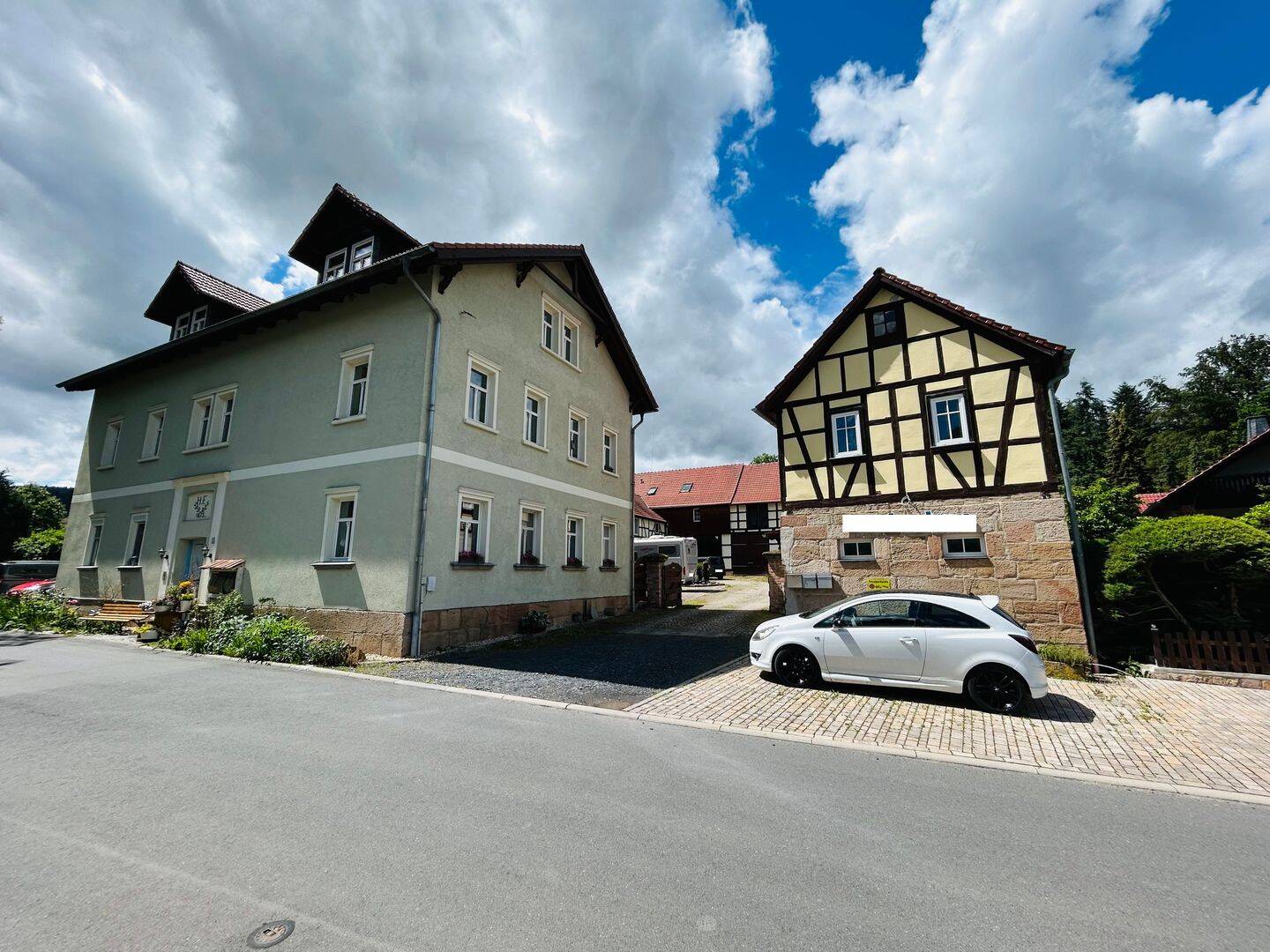 Hochwertig saniertes, ehemaliges Bauerngehöft mit großem Grundstück, Pferdekoppel und zugehörigem, vermieteten Dreifamilienhaus in Naundorf, 7407 Uhlstädt-Kirchhasel