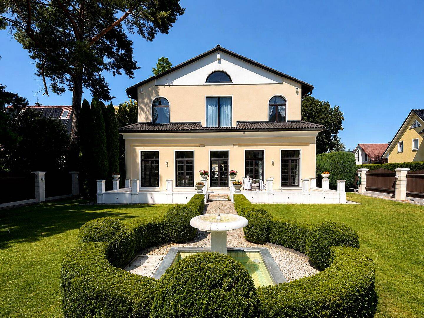 Einzigartige Luxusvilla mit großzügigem Wohnambiente und exklusiven Details, 16540 Hohen Neuendorf