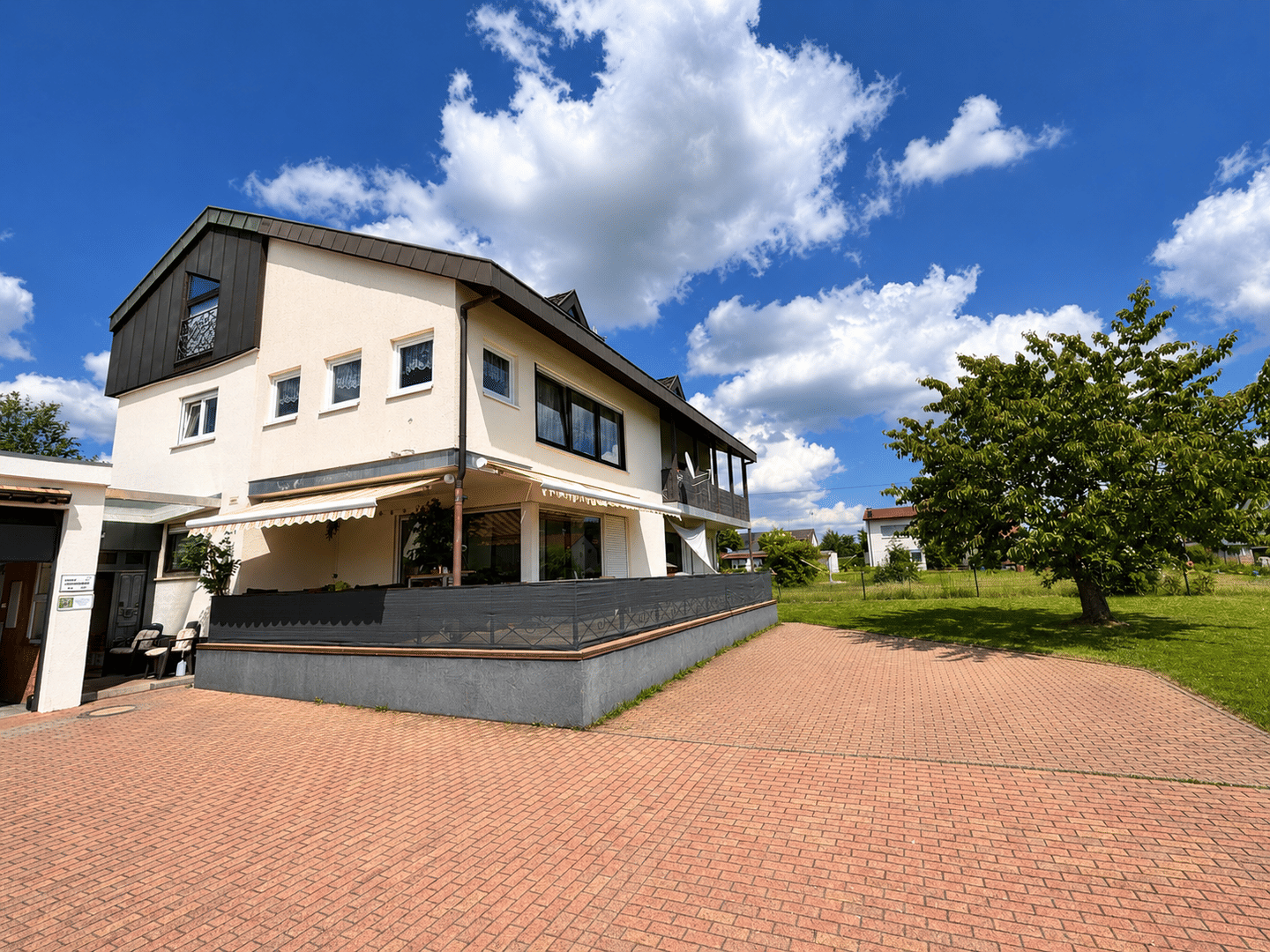 Hochwertig modernisiertes Mehrfamilienhaus mit großem Grundstück, Garten und Ausbaupotenzial, 72461 Albstadt