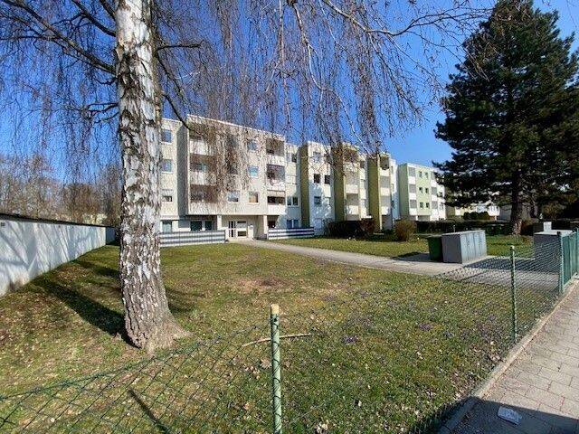 Helle 3-Zimmer-Erdgeschosswohnung mit Balkon in Regensburg, 93053 Regensburg (Galgenberg Kasernenviertel Kumpfmühl-Ziegetsdorf-Neuprüll Oberisling-Graß)