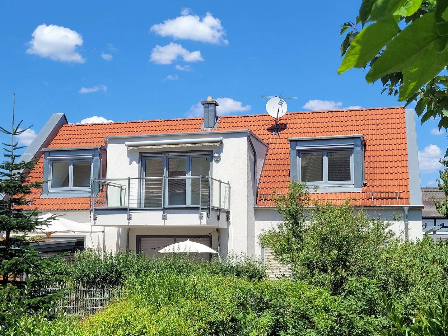 Modern und lichtdurchflutet: Neuwertige, schicke 3-Zi.-Dachgeschoss-ETW in zentraler aber ruhiger Wohnlage von Bubenreuth, 91088 Bubenreuth