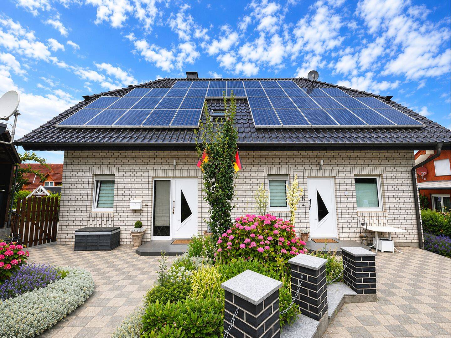 Großzügiges Zweifamilienhaus mit Ferienwohnung, viel Platz und starkem Entwicklungspotenzial, 33039 Nieheim