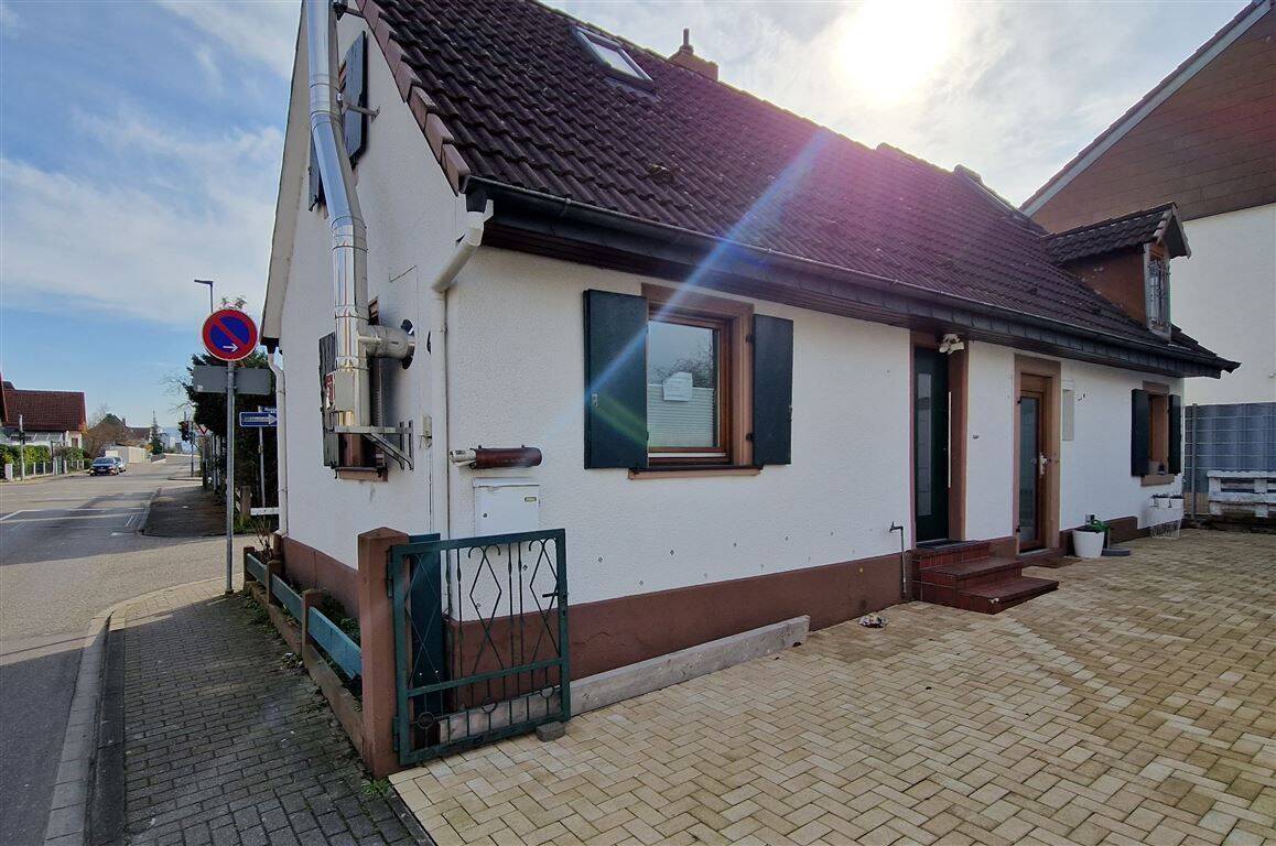 Gemütliches Einfamilienhaus mit modernem Wohnkomfort und zwei Stellplätzen, 76448 Durmersheim