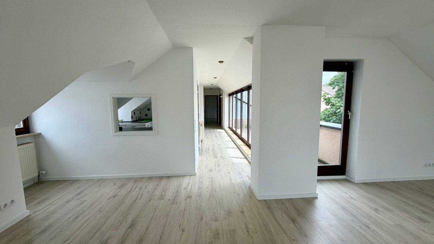 Schöne 3-Zimmer DG Wohnung mit modernisierter Küche und Balkon, 91056 Erlangen