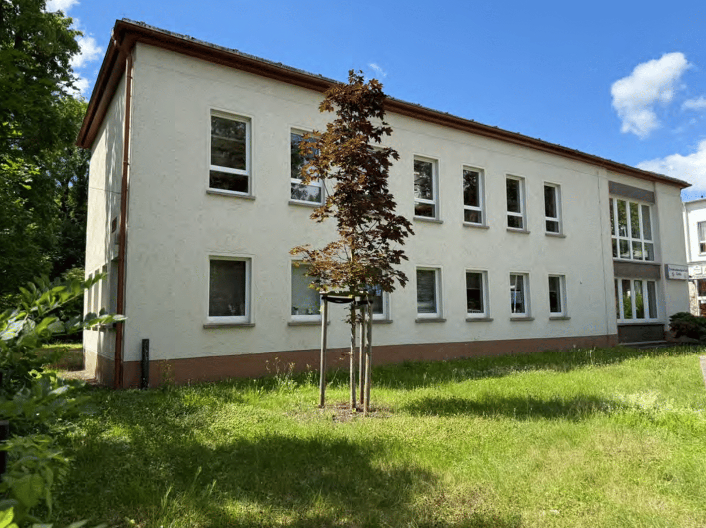 Umnutzung zu Wohnraum? Repräsentative Büroimmobilie mit Entwicklungspotenzial in Bestlage mit ca. 20 PKW-Stellplätzen – Verkauf nach Höchstgebot, 99867 Gotha