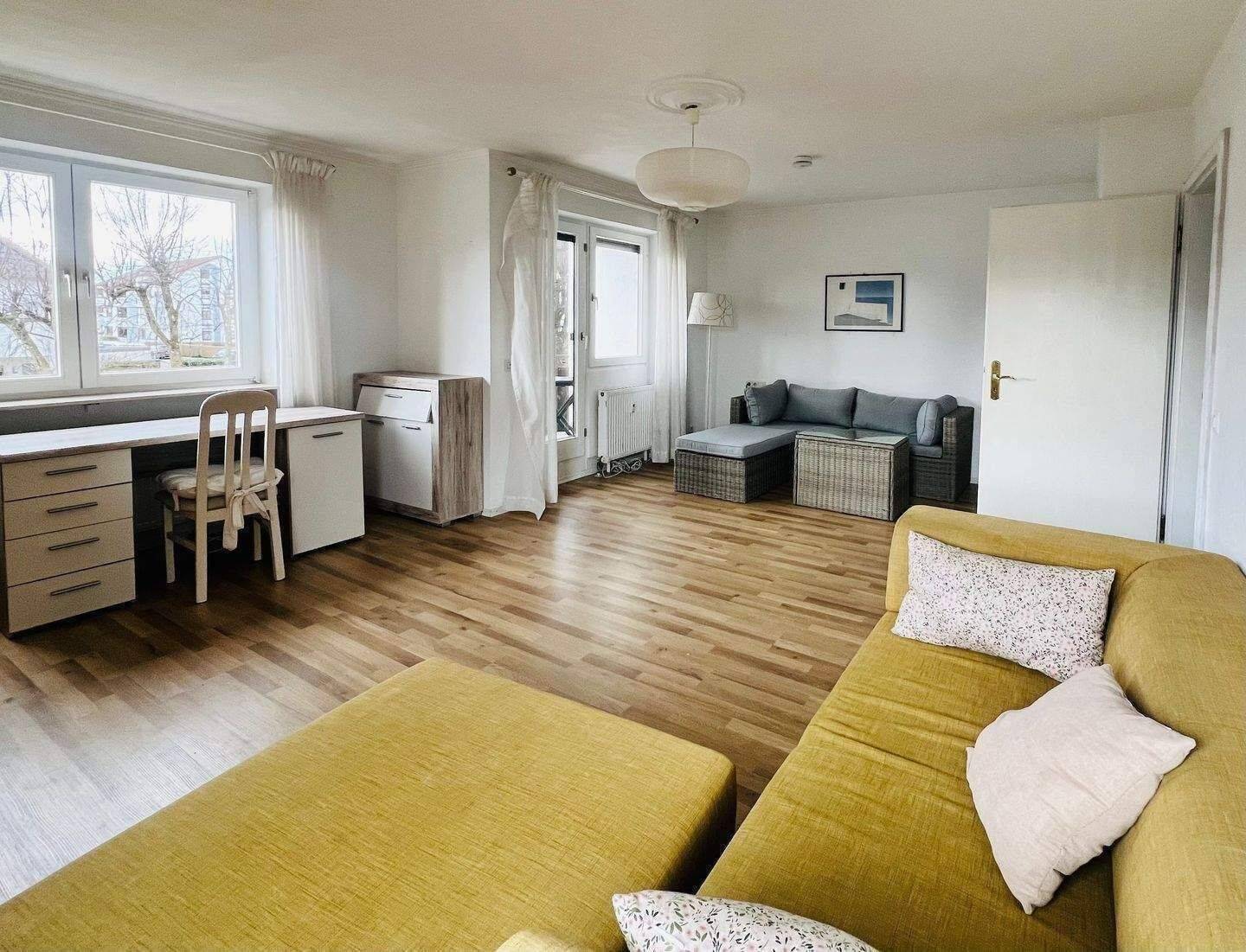 AUßERGEWÖHNLICHE 6 Zimmer Wohnung mit 2 Bädern & 2 Balkonen PLUS Garten & Garagen, 88250 Weingarten