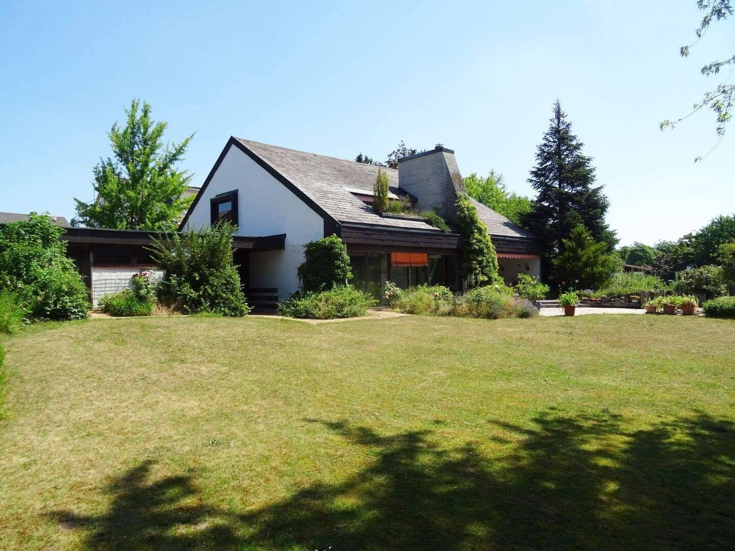 „Tuchenbach, ein Ort zum Ankommen – Großzügiges Traumhaus mit sonniger Terrasse, zwei Balkonen und großer Garage“, 91074 Herzogenaurach
