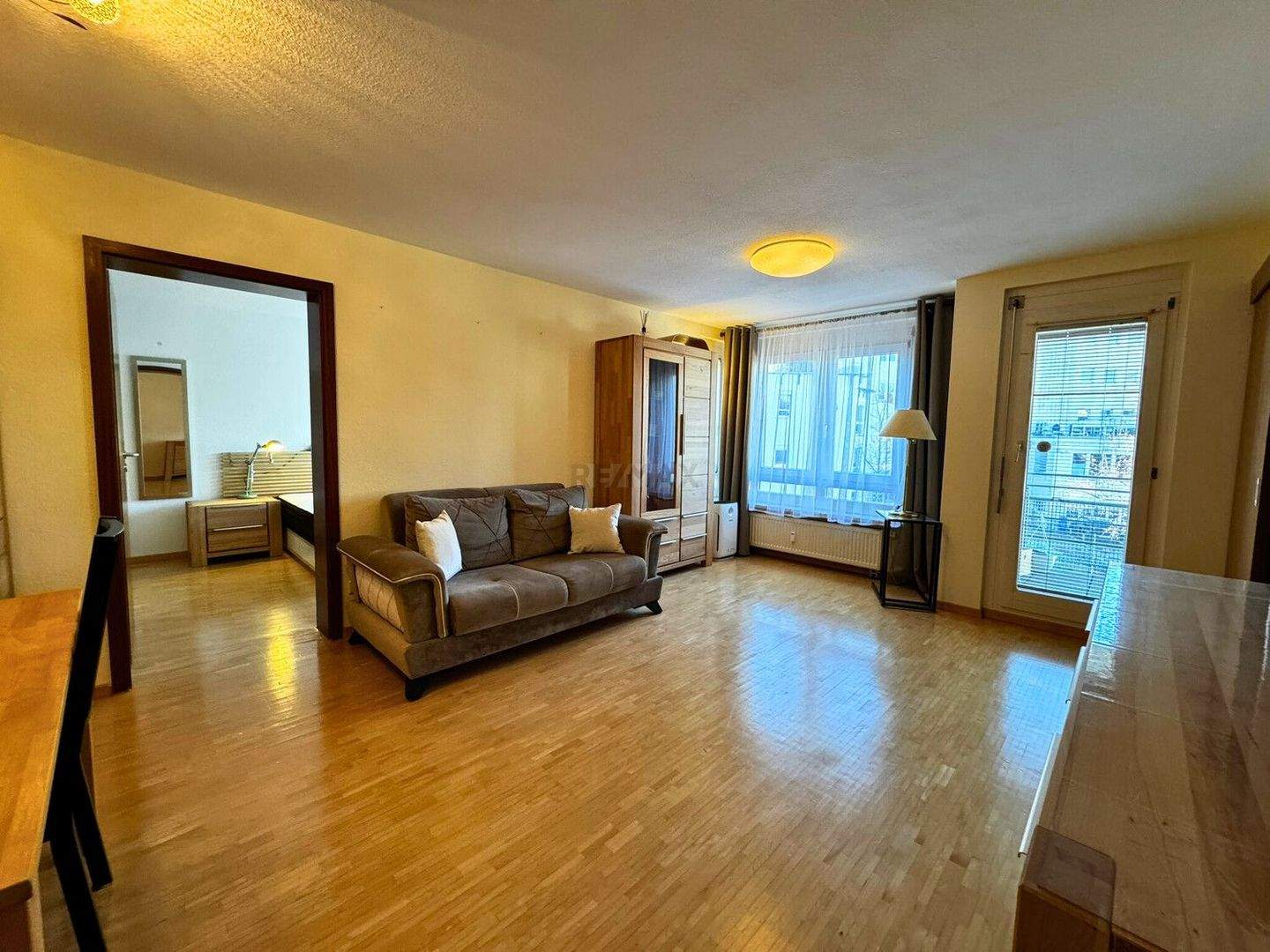 Möblierte Zwei Zimmer Wohnung mit Balkon und Stellplatz
