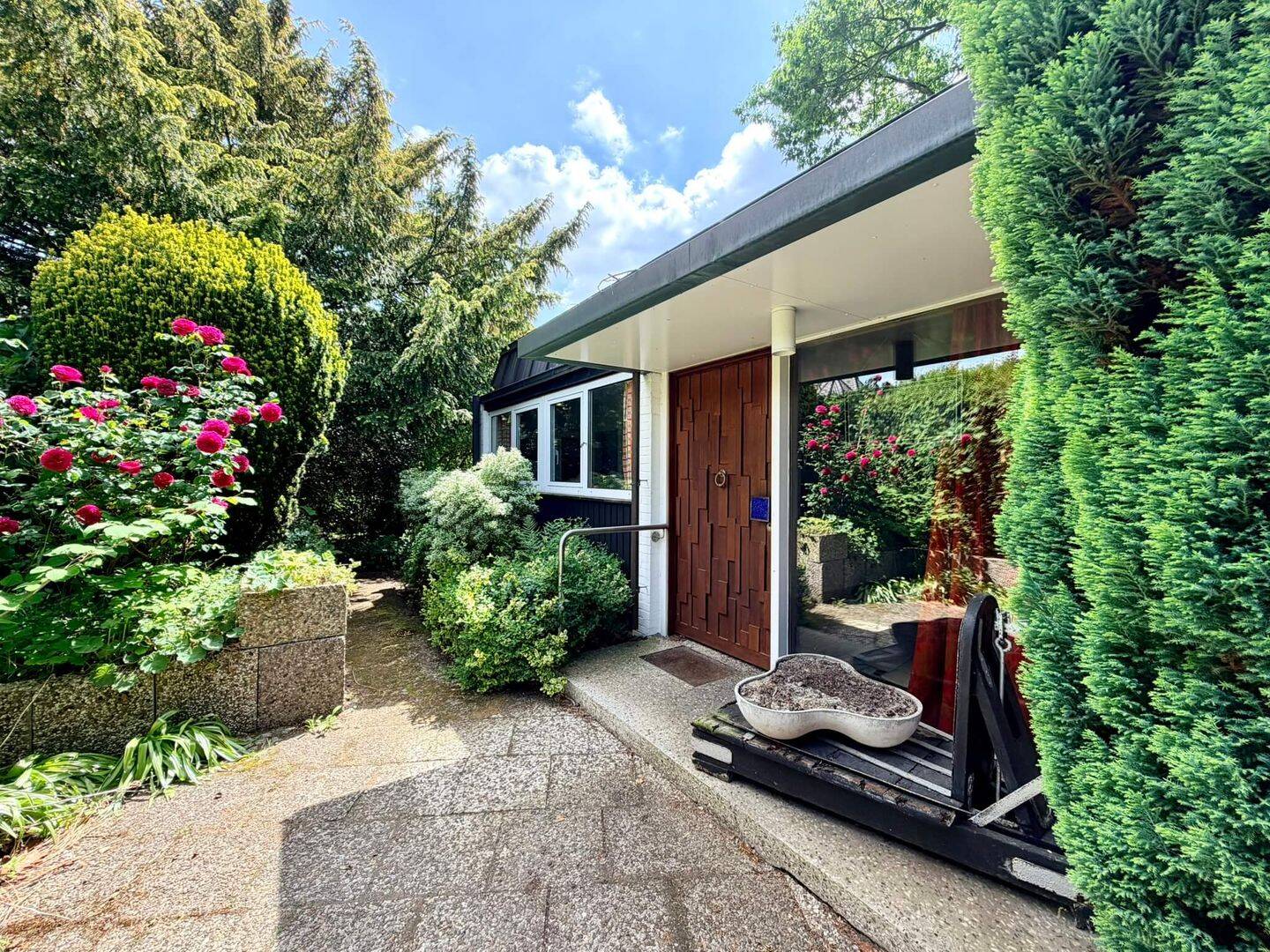 Einfamilienhaus mit großem, parkähnlichem Grundstück, Pool und Garage in Adendorf, 21365 Adendorf
