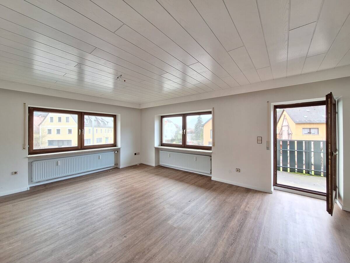 Renovierungsbedürftiges Zweifamilienhaus mit Einliegerwohnung, Garten und 2 Stellplätzen, 91249 Weigendorf